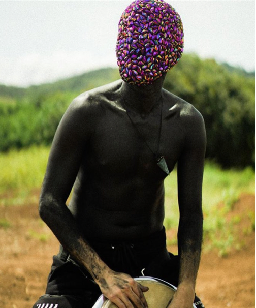 BÖWÖ “EL ARTISTA DETRÁS DE LA MÁSCARA” PRESENTA “AGUA SALADA” A DÚO JUNTO A TAMELA HEDSTRÖM